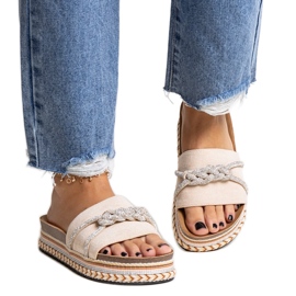 Beigefarbene Flip-Flops, verziert mit Kamillian-Zirkonen