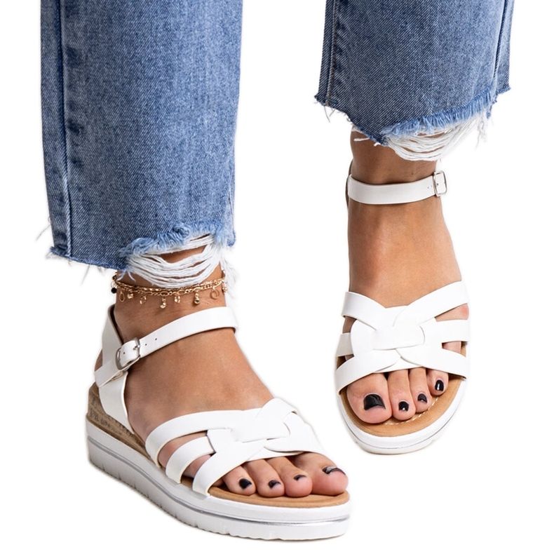 Weiße Hikma-Sandalen mit niedrigem Keilabsatz