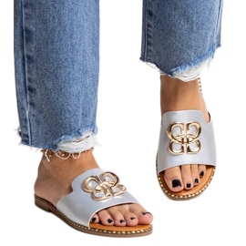 Silberne Flip-Flops mit dekorativer Safi-Schnalle