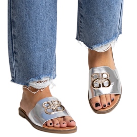 Silberne Flip-Flops mit dekorativer Bera-Schnalle