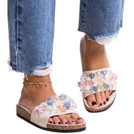 Beigefarbene Flip-Flops, verziert mit Negistina-Steinen