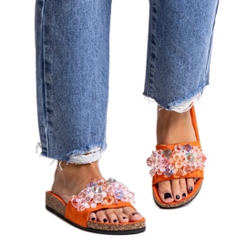 Orangefarbene Flip-Flops, verziert mit Negistina-Steinen