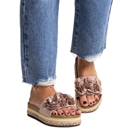 Beigefarbene Flip-Flops, verziert mit Mehret-Blumen