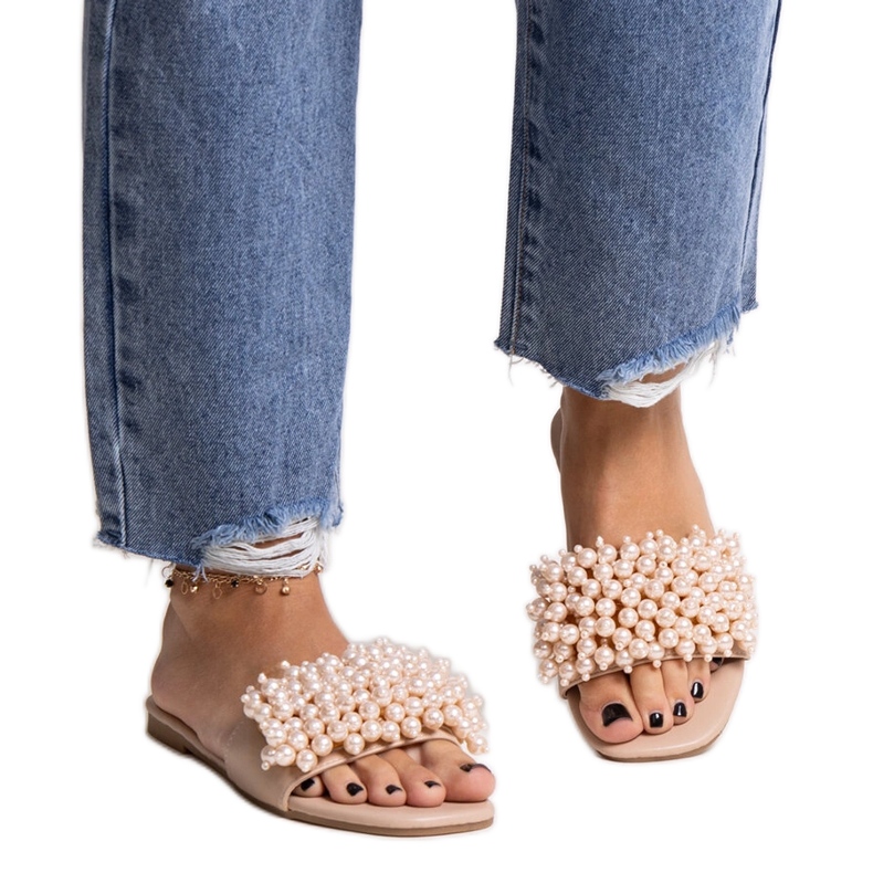 Beigefarbene Flip-Flops, verziert mit Atiyene-Perlen