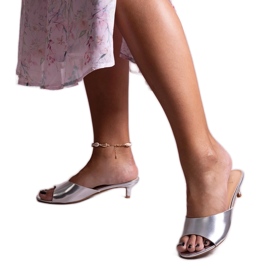 Silberne Maloua-Flip-Flops mit niedrigem Absatz