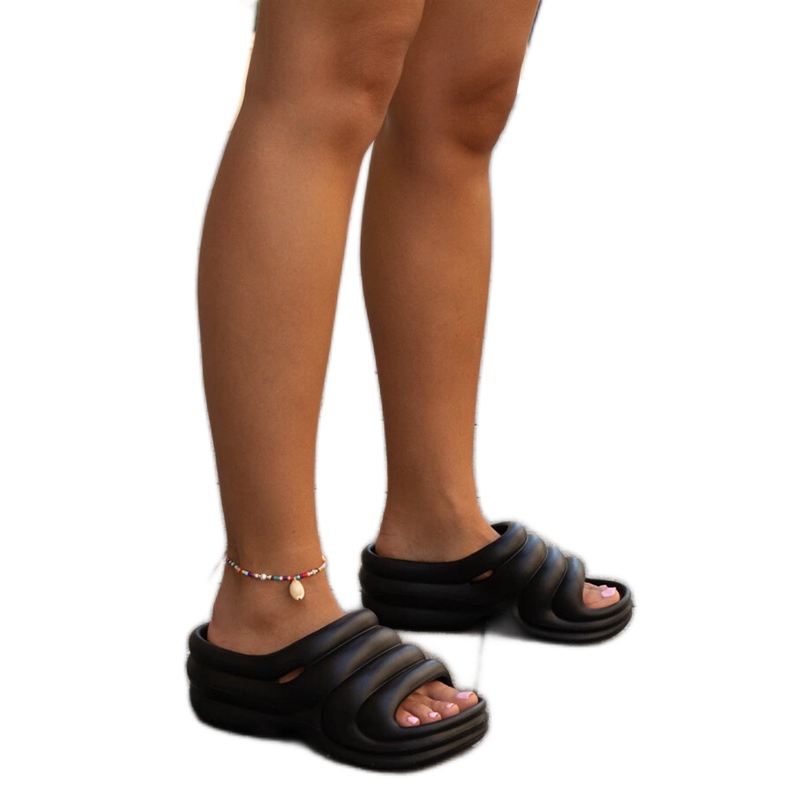 Aminas schwarze, massive Flip-Flops