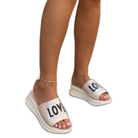 Rosa Pantoletten mit dekorativem Maurla-Keilabsatz