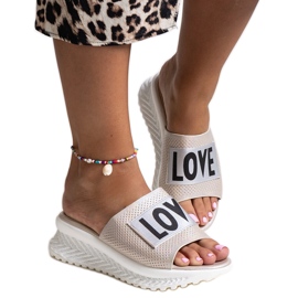 Beigefarbene Pantoletten mit dekorativem Maurla-Keilabsatz