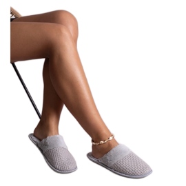 Graue Hausschuhe, verziert mit Sira-Garn