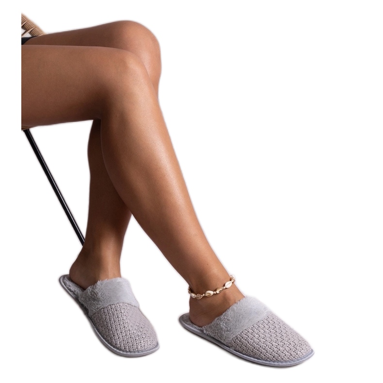 Graue Hausschuhe, verziert mit Sira-Garn