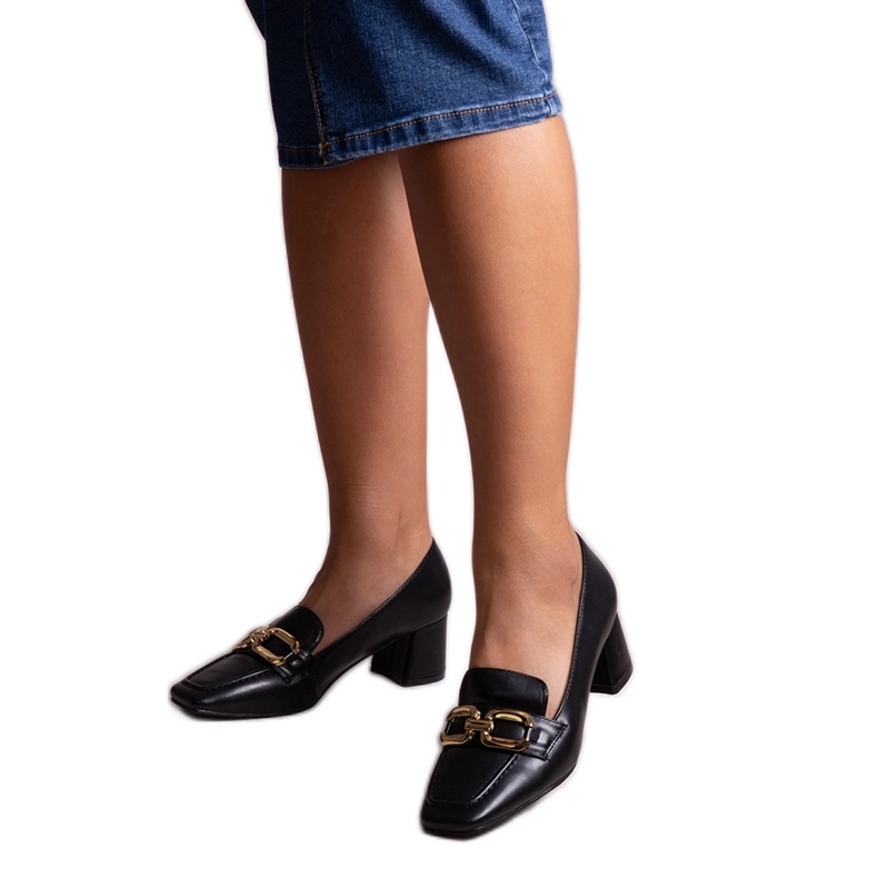 Schwarze Pumps mit eckiger Spitze von Alhena