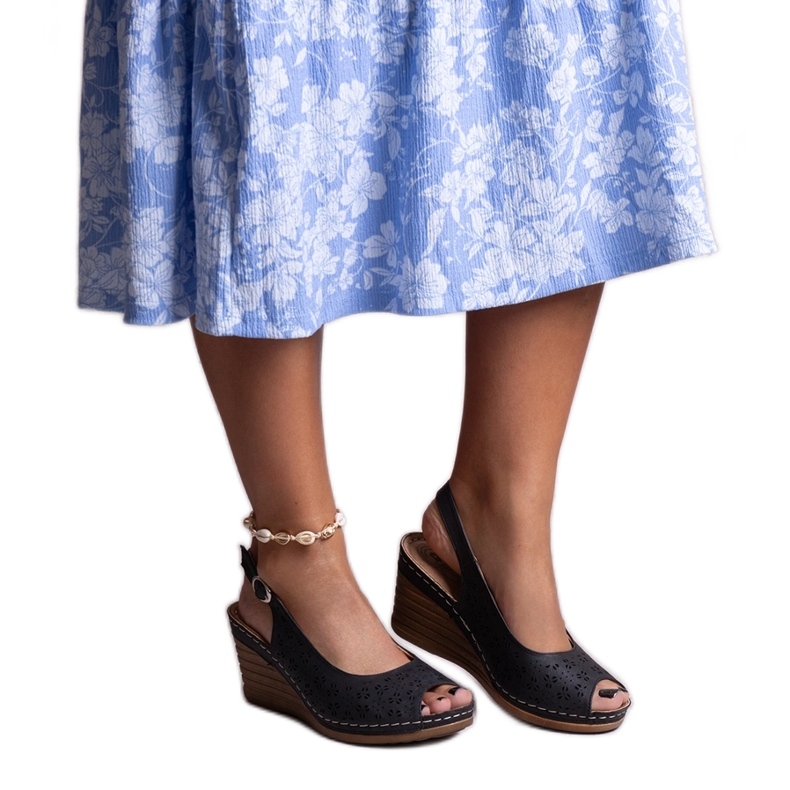 Schwarze Sakna-Keilsandalen