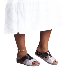 Weiß und schwarz glänzende Saminar-Flip-Flops