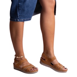 Braune Areja-Sandalen mit niedrigem Keilabsatz