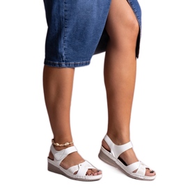 Weiße Kirane-Sandalen mit niedrigem Keilabsatz