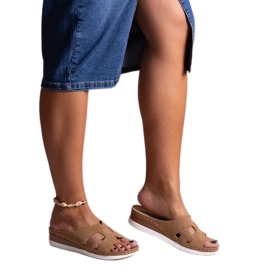 Braune leichte Pantoletten mit niedrigem Keilabsatz von Mifsuda