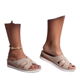 Beigefarbene, leichte Hausschuhe mit niedrigem Keilabsatz von Mifsuda