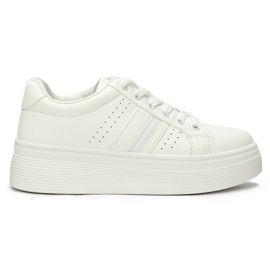 Weiße Sport-Sneaker auf der Plattform