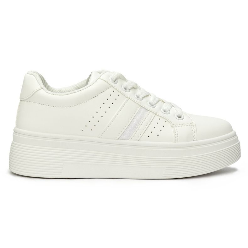 Weiße Sport-Sneaker auf der Plattform