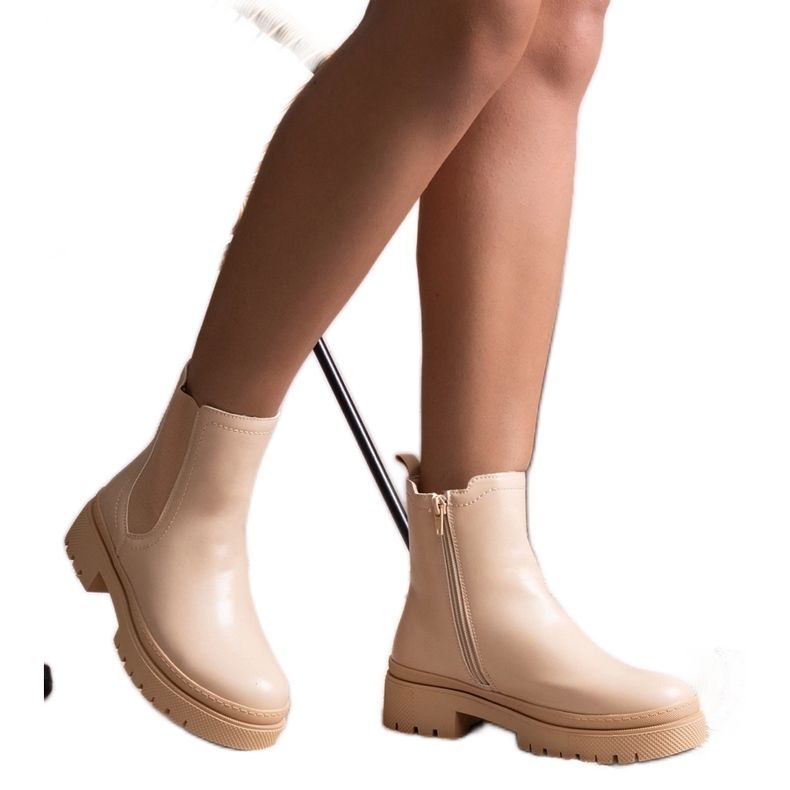 Beige isolierte klassische Stiefel von Edina