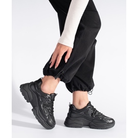 Schwarze Sneaker mit dicker Sohle