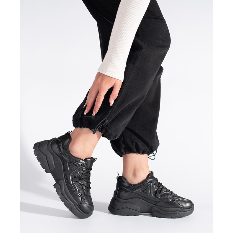 Schwarze Sneaker mit dicker Sohle