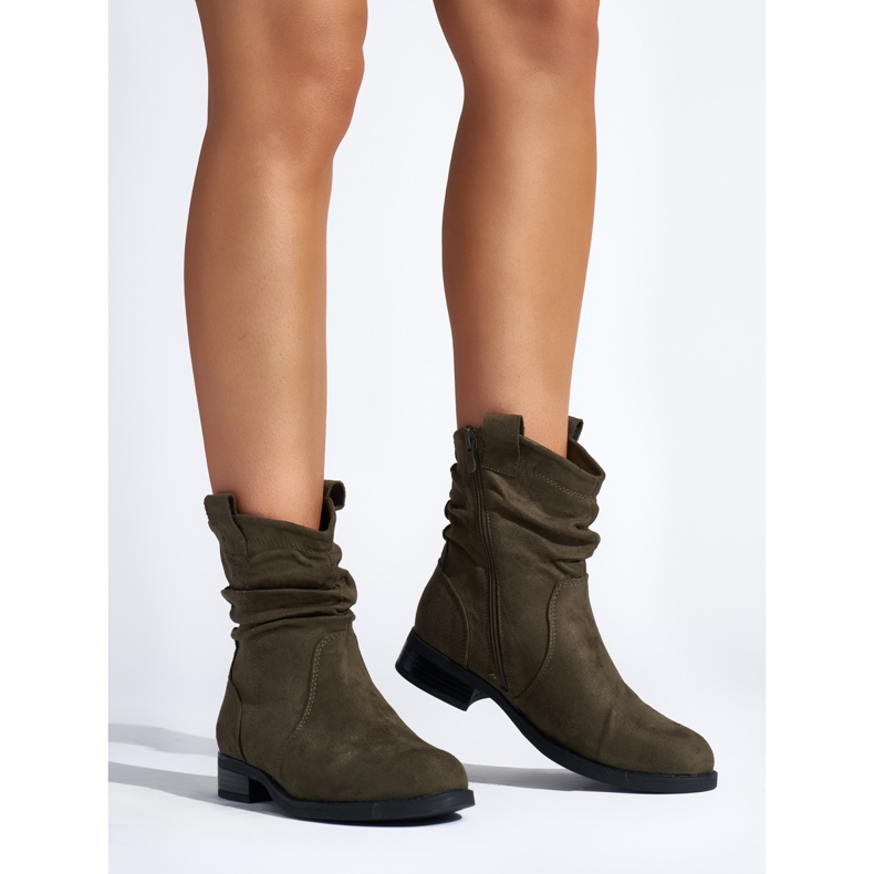 Dunkelgrüne Wildlederstiefeletten mit Rüschen