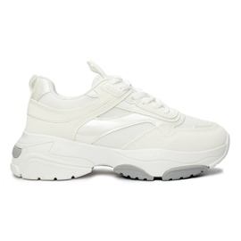 Sportliche weiße Schuhe mit dicker Sohle