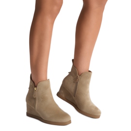 Beige Damenstiefel mit Keilabsatz