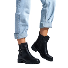 Schwarze Damenstiefel mit dekorativer Schnalle