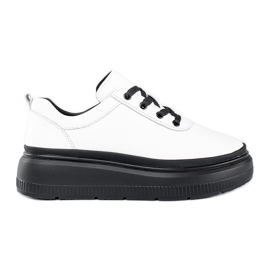 Weiße Lederschuhe auf schwarzem Plateau