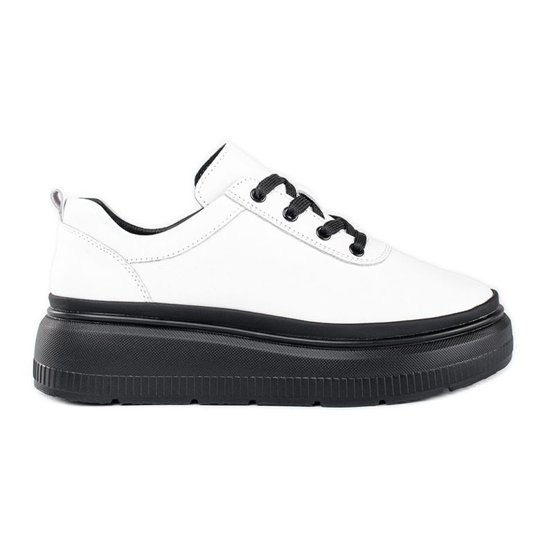 Weiße Lederschuhe auf schwarzem Plateau