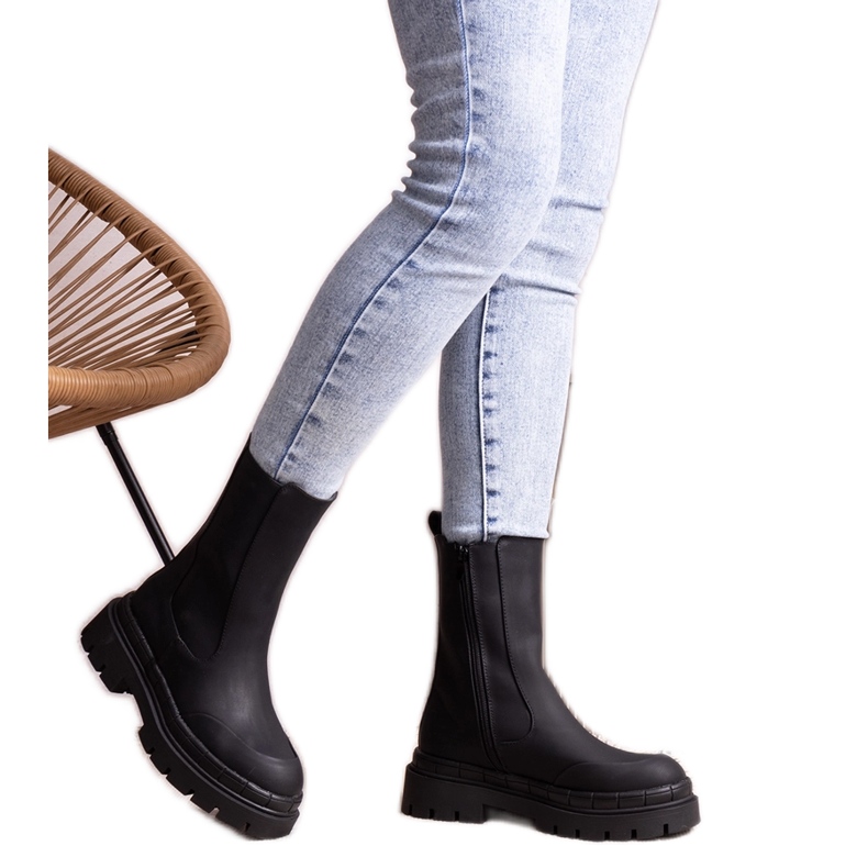 Schwarze Kunegunda-Stiefel mit massiver Sohle