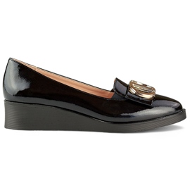 Elegante schwarze Lackschuhe mit Verzierung auf niedrigem Keilabsatz