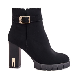 Isolierte Damenstiefeletten mit goldener Schnalle, schwarzer Taitra