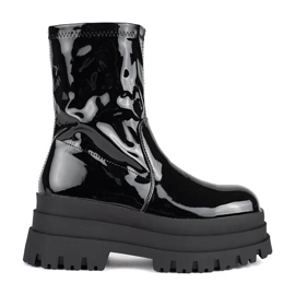 Schwarze Lackstiefeletten auf hohem Plateau