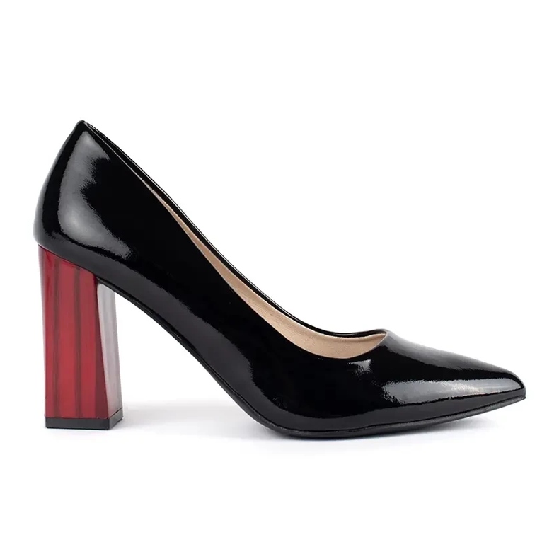 Elegante schwarze Lackpumps mit hohen Absätzen