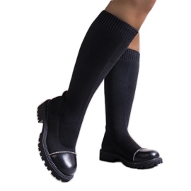 Schwarze Stiefel, verziert mit Sayega-Zirkonen