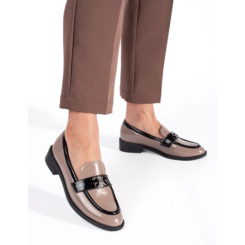 Lack-Mokassins für Damen in Beige und Schwarz