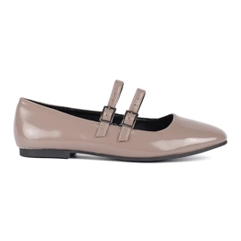 Beigefarbene Ballerinas aus Lackleder mit Verschluss