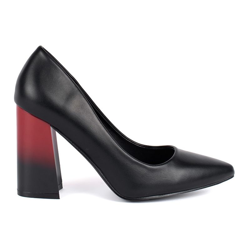 Schwarze Damenpumps an der Post