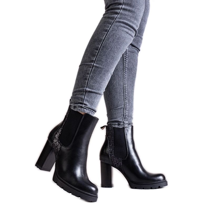 Schwarze glänzende Stiefeletten von Lera