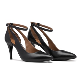 BUTDAM Livia Dance High Heels mit schwarzem Riemchen um den Knöchel