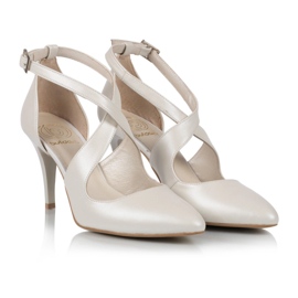 BUTDAM Xena Tanzabsätze mit spitzer Zehenpartie und Riemen beige