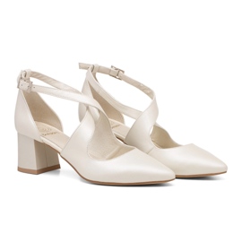 BUTDAM Pumps mit niedrigem Absatz und ecrufarbenen Alba-Riemen beige