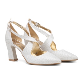 BUTDAM Silberne Glitzer-Pumps von Iga mit Riemchen an der Ferse