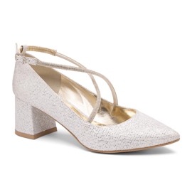 Silberne niedrige Pumps mit dekorativen Kreuzriemen BUTDAM silber-