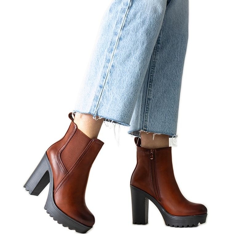 Braune Stiefeletten mit hohem Absatz von Maladi