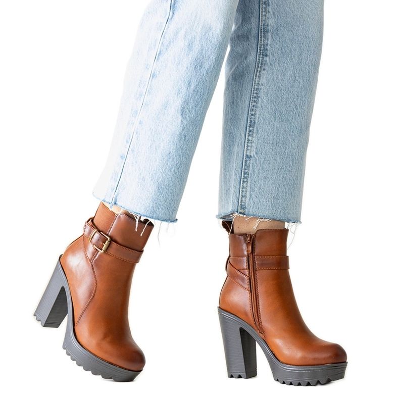 Braune Stiefeletten mit hohem Absatz von Lubena