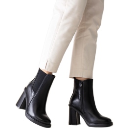 Schwarze Stiefeletten aus Almase-Öko-Leder